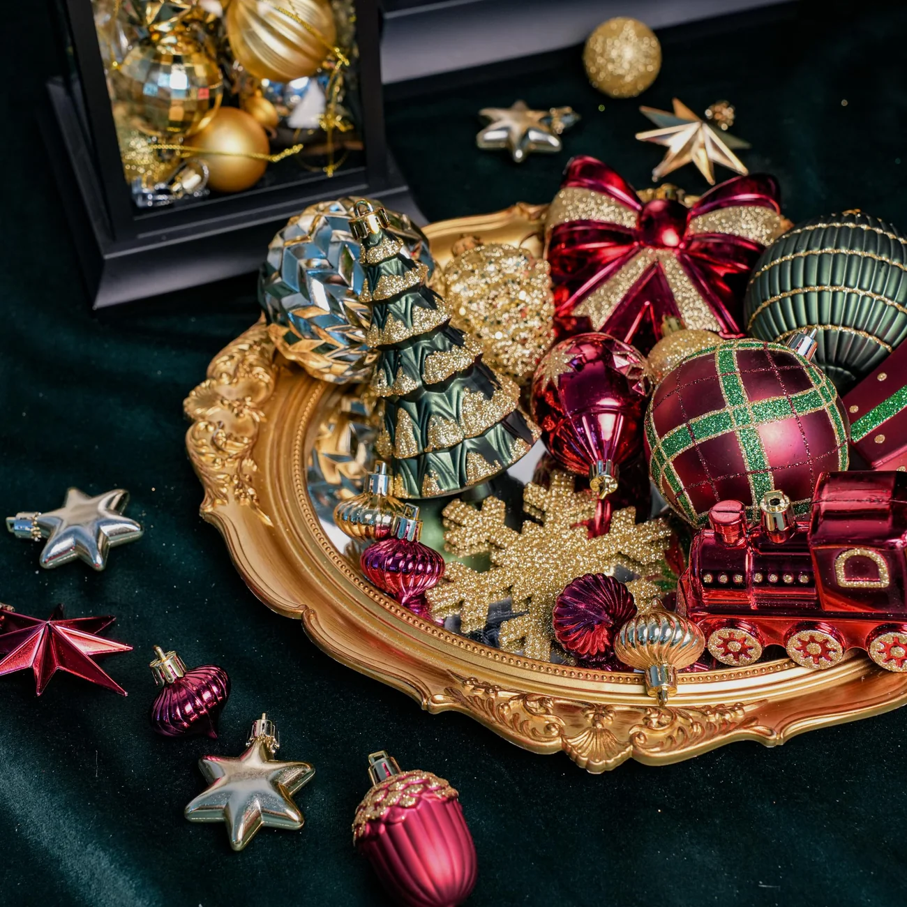 82pcs Gold Red and Green Christmas Balls Ornaments Set with Hanging Strings - Image 2
