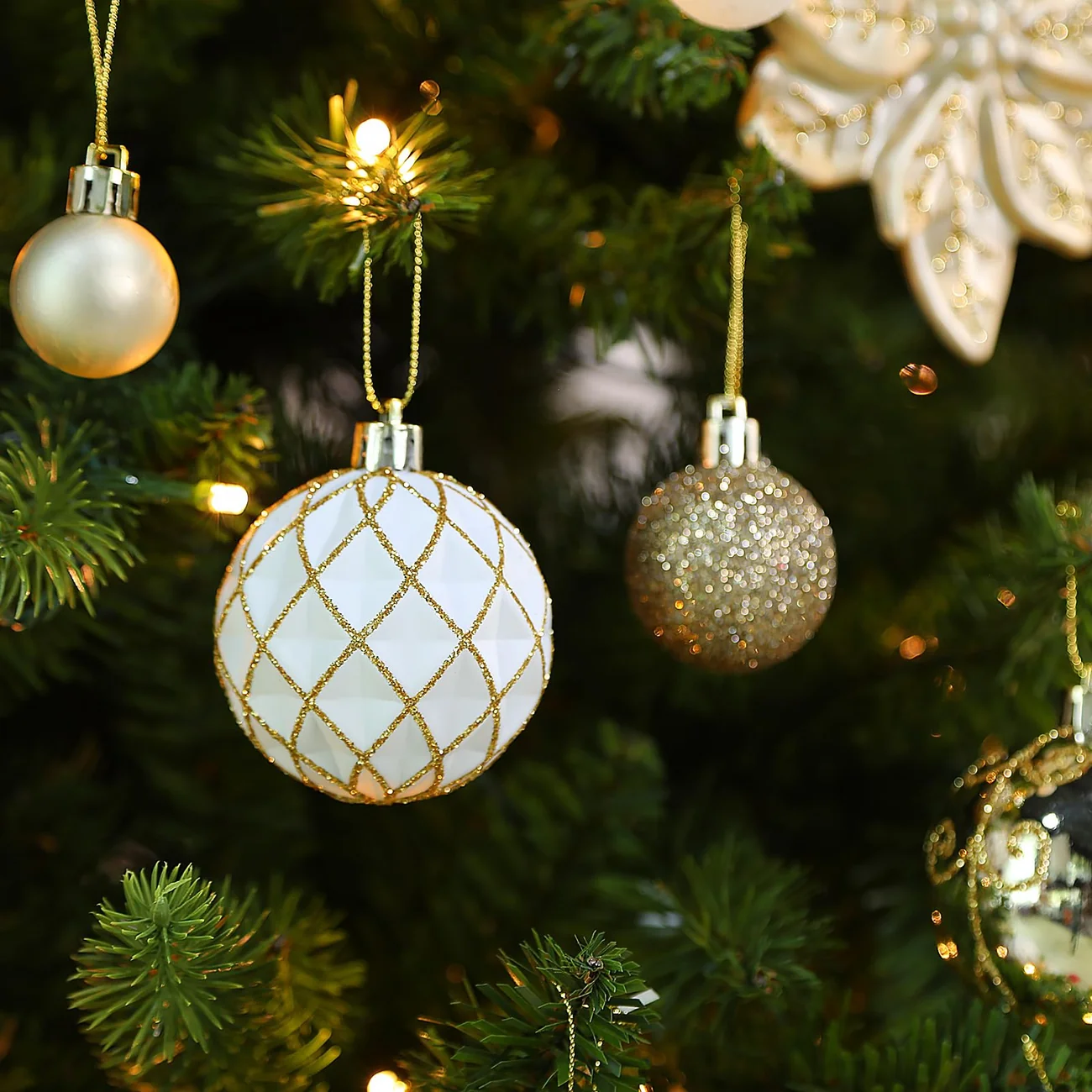 106PCS Gold and White Ornament Set – Christmas Ball Ornaments - Image 8